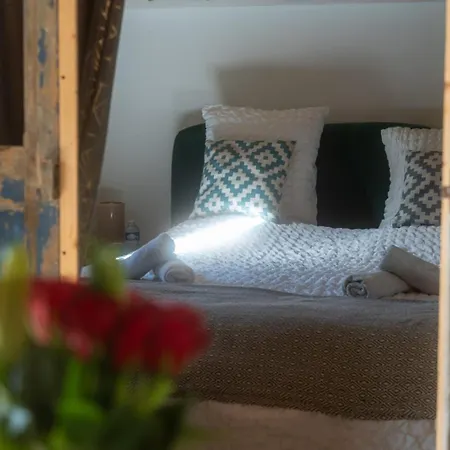 Cottage, & 54 Prouilly